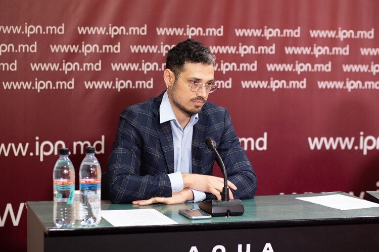 Политический обозреватель Дионис Ченуша.
