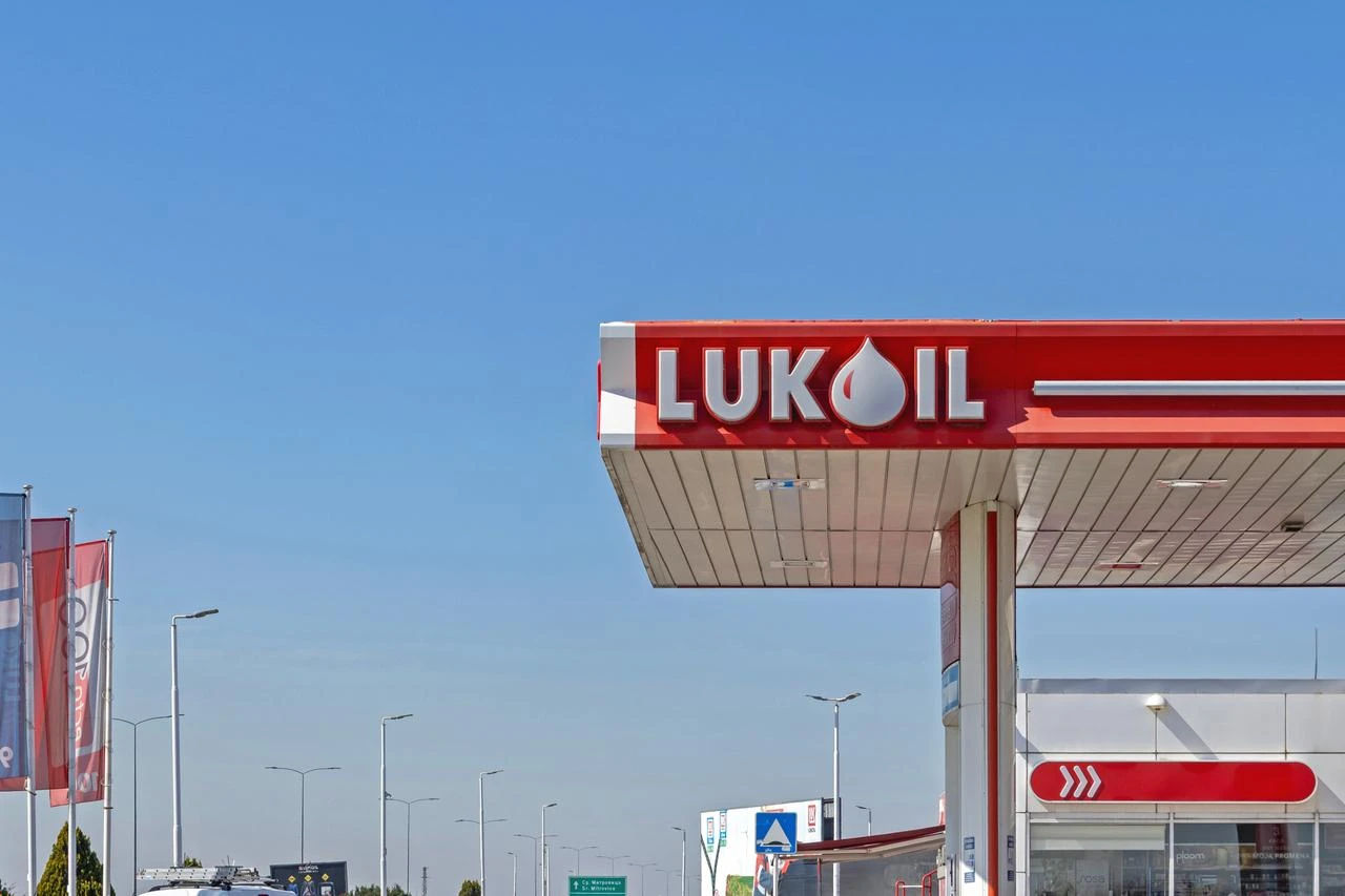 Минфин США продлил до 19 сентября лицензию на операции с Lukoil International.