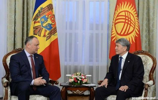 Preşedintele Republicii Moldova, Igor Dodon, cu omologul său kîrgîz, Almazbek Atambayev.
