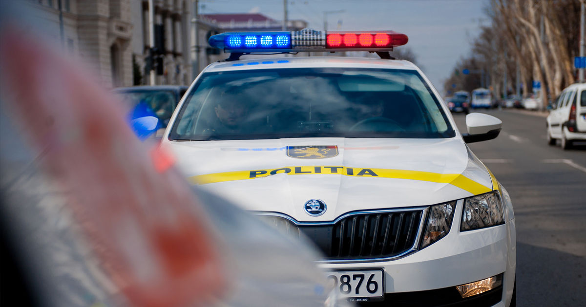 Accident la Orhei: O fată, care traversa pe zebră, lovită de oglinda unui Mercedes.
