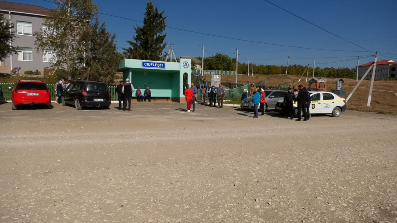 Жители села в Чуфлешты грозят протестом, если не заасфальтируют дорогу.