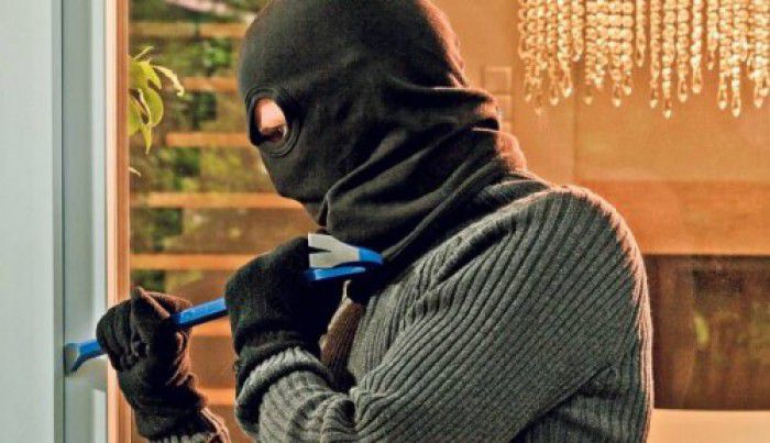 O grupare criminală, formată din cel puțin zece persoane, a fost reținută de poliție. Foto: cugetliber.ro