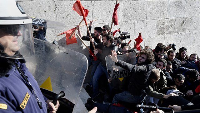 В Греции полиция применила слезоточивый газ против демонстрантов.