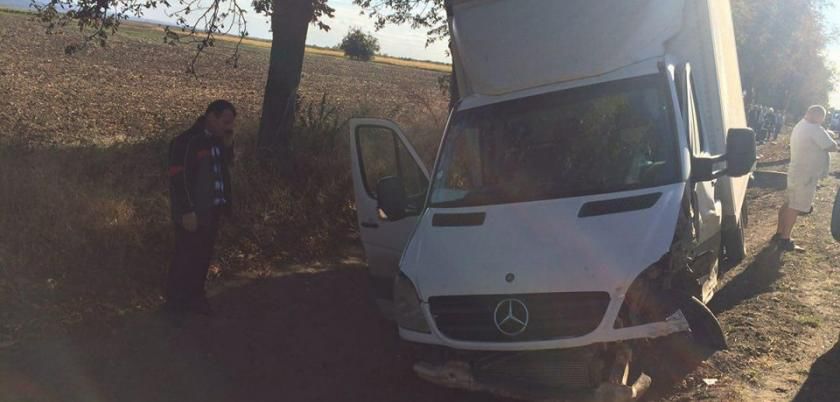Un Volkswagen s-a răsturnat, după ce s-a izbit într-un Mercedes.