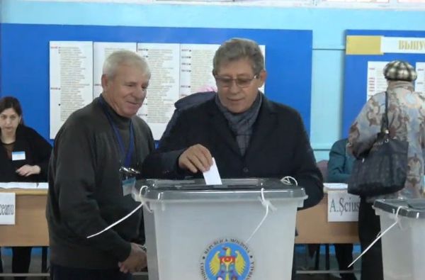 Liderul PL, Mihai Ghimpu a votat viitorul şef al statului. Foto: protv.md