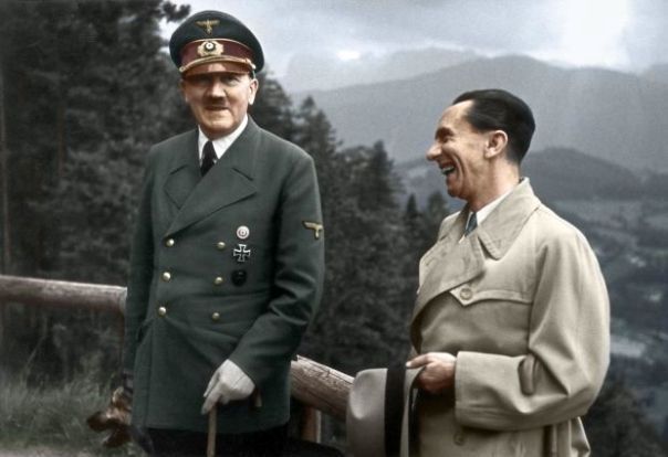 Un individ a incercat sa distruga un tablou pictat de Adolf Hitler.