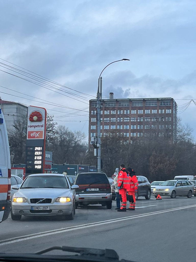 В Кишиневе произошло ДТП: пострадали женщина и трое несовершеннолетних.