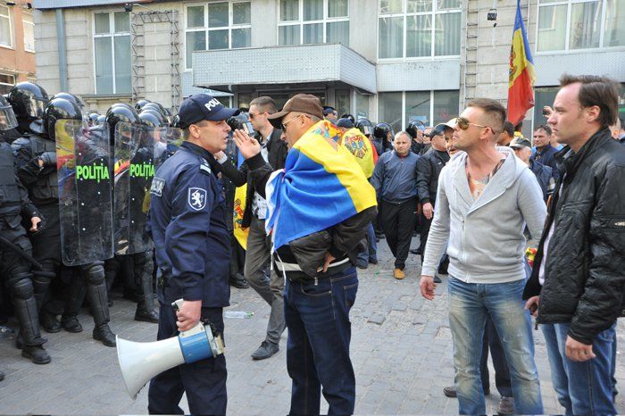 Парламентские партии осуждают акции протеста.