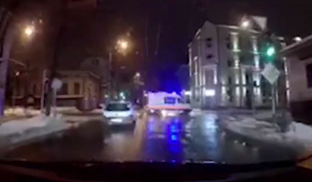 Момент столкновения скорой помощи с автомобилем попал на видео.