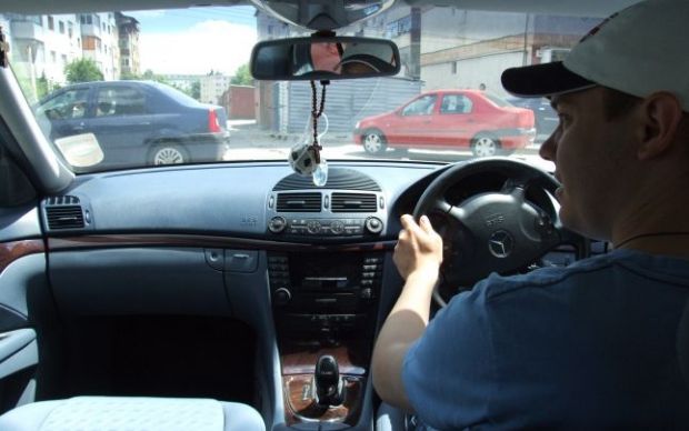 În prezent, circa 66% din populaţia mondială conduce pe partea dreaptă şi restul de 34% conduce pe stânga. Foto: adevarul.ro