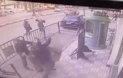 При этом копу не удалось удержать равновесие - он упал на землю.