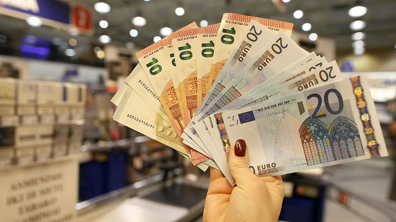 Grecia va interzice plățile în numerar de peste 500 de euro.