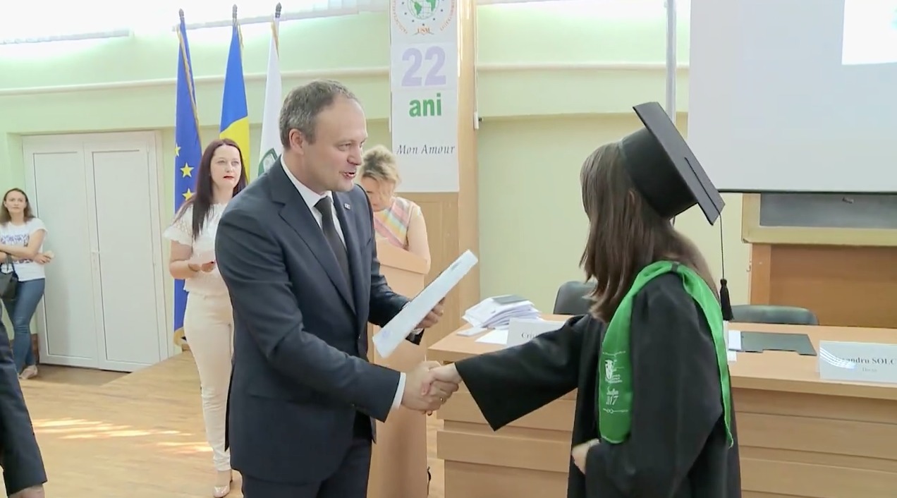 Канду вручил дипломы лучшим выпускникам.