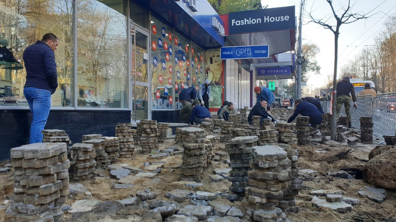 Начались работы по снятию старого покрытия на улице Александра Пушкина.
