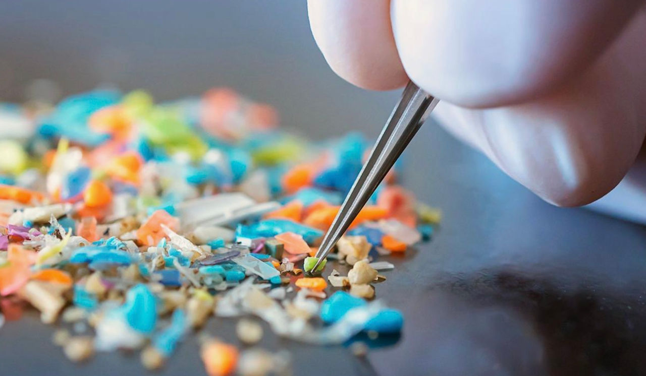 Cercetătorii trag un semnal de alarmă: Microplasticele pot amplifica rezistența superbacteriilor.