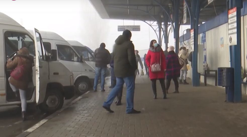 Вокзалы опустели, в праздничные дни люди перестали ездить в села.