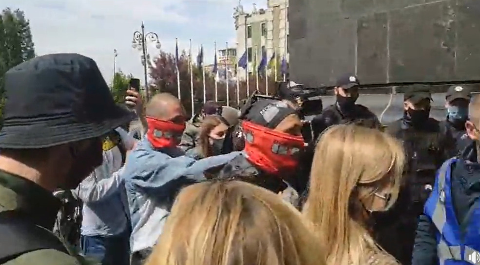 Возле офиса Зеленского подожгли шину.