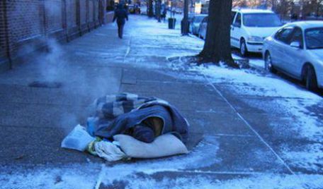 Odată cu răcirea vremii, tot mai mulţi oameni ai străzii devin victime ale gerului.