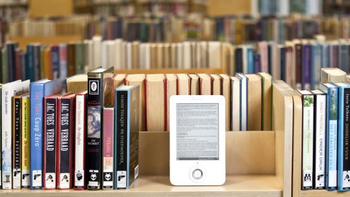 În curând, bibliotecile ar putea da cărți electronice cu împrumut, la fel ca pe cele obișnuite. Foto:playtech.ro