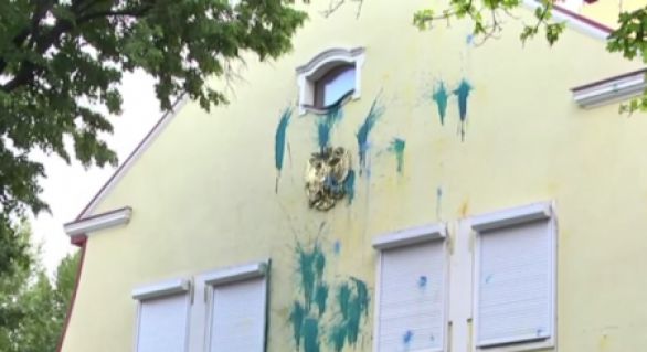 Un video postat pe reţelele sociale arată cum zeci de tineri aruncă ouă şi vopsea în clădirea Consulatului. Foto: independent.md