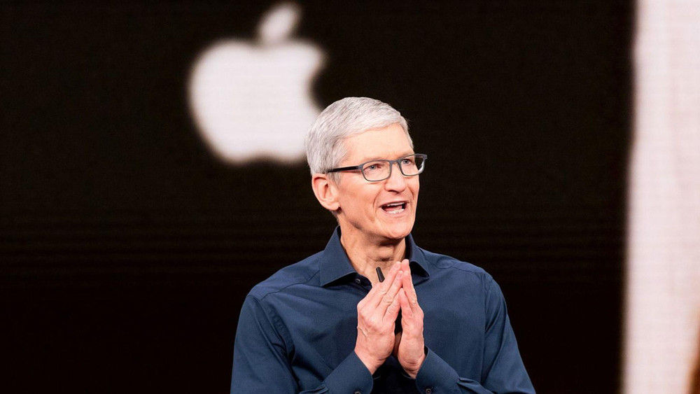 В 2025 году у главы Apple упала зарплата: Кук заработал только $74,3 млн.