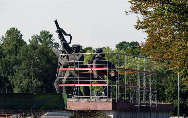 В Латвии "пропал" советский памятник, который должны были снести.