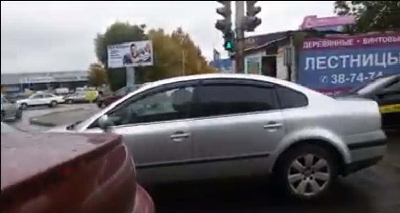 Nervi în Chişinău: A traversat strada prin salonul unei maşini străine. Foto: captură video