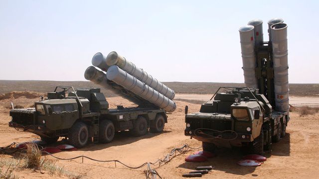 Россия начала поставку зенитно-ракетной системы С-300 в Иран.