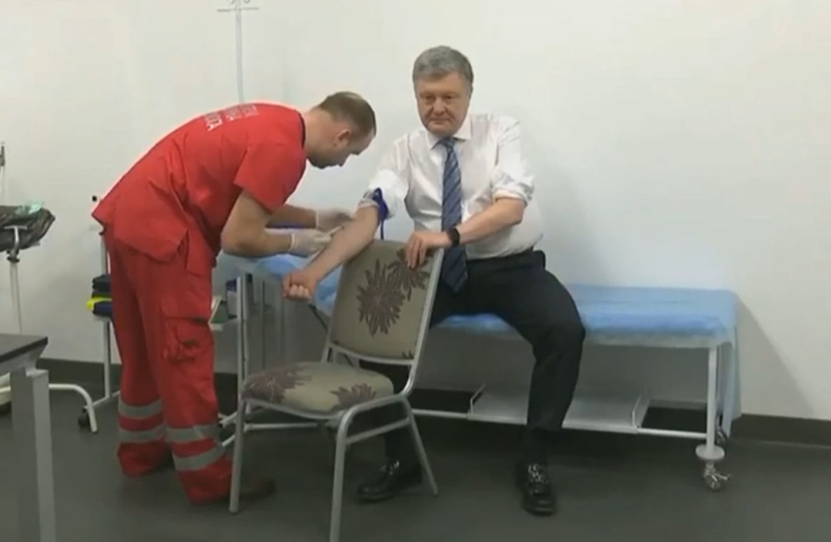 Физиогномист проанализировала поведение Петра Порошенко в медицинском кабинете. 