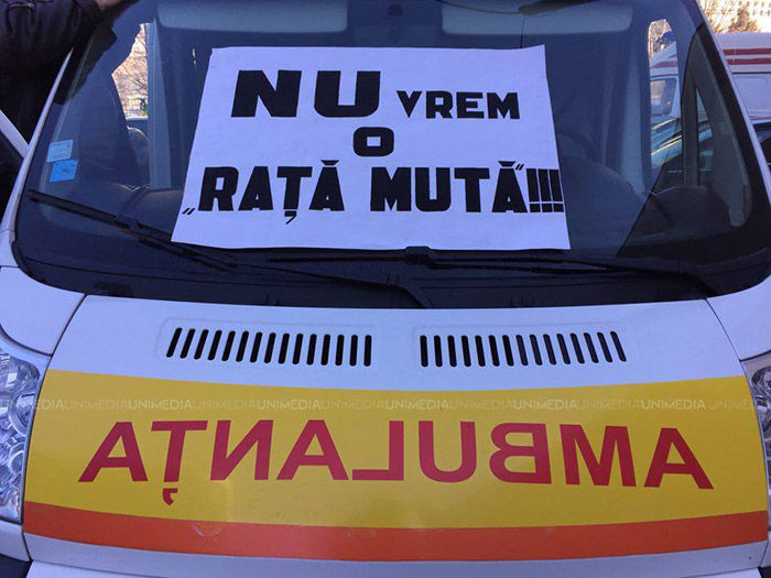 „Nu vrem o rață mută”, „Vrem un conducătoru din colectiv, nu din afară” și „Nu distrugeți serviciul de urgență”.