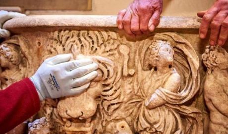 Un fragment mare dintr-un sarcofag roman, vechi de 1700 de ani, a fost descoperit de către un vizitator în grădinile Palatului Blenheim.