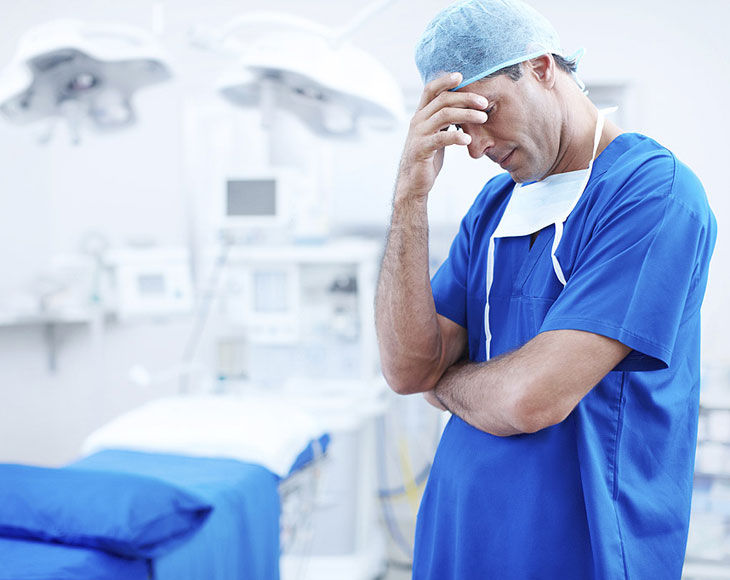Un barbat din capitala acuza medicii de neglijenta si ameninta ca se va plange la Procuratura. Foto: compensatii.uk