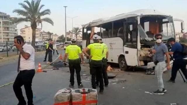 Автобус с туристами попал в серьезную аварию в Анталье.