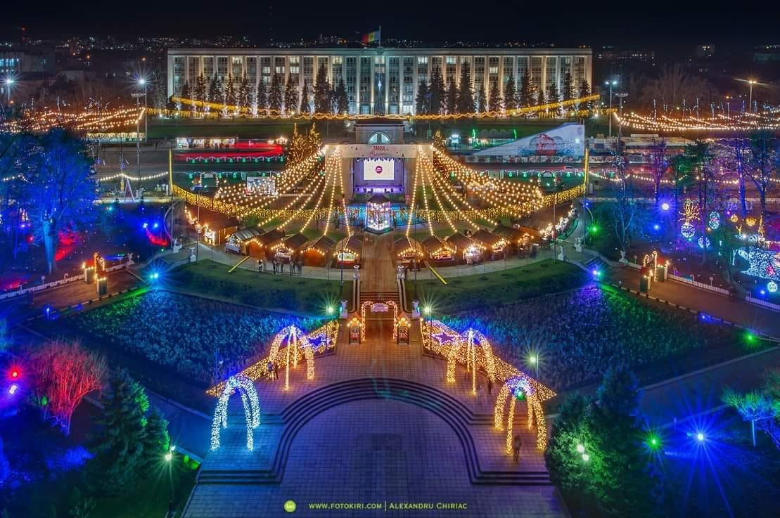 В центре Кишинева зажгли огни на рождественской елке. Фото: fotokiri.com/Alexandru Chiriac.