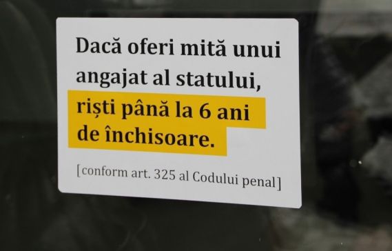 Angajaţii Inspectoratului Naţional de Investigaţii au refuzat bani în sumă de 20 de mii de lei de la un cetăţean de 36 de ani, locuitor al municipiului Chişinău.