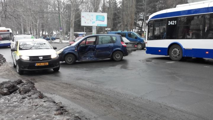 Două maşini s-au ciocnit în sectorul Buiucani al Capitalei. 