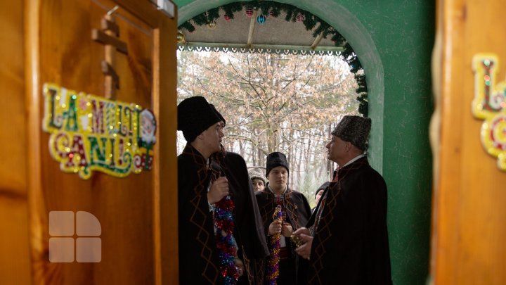 По всей стране колядующие ходят от дома к дому, извещая о рождении Христа.