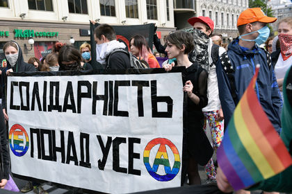 В Киеве ЛГБТ-активистов начали избивать после прошедшего в городе гей-парада.