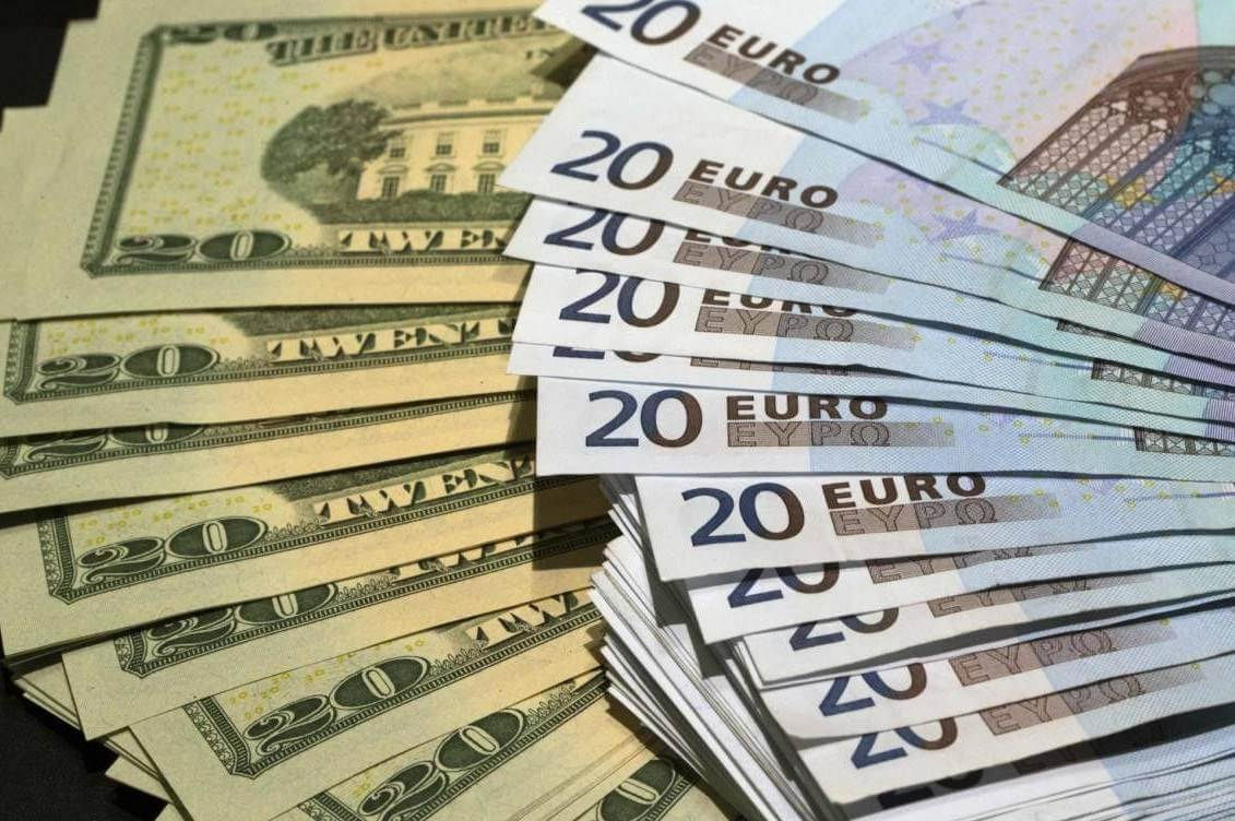 Euro face legea: Dolarul s-a prăbușit în tranzacțiile moldovenilor.