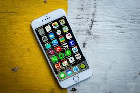 Un telefon de model iPhone 6 cu memorie de 16 GB, la începutul lunii ianuarie, costa aproximativ 16.000 de lei. Acum însă, acesta este vândut cu 22.000 de lei.
