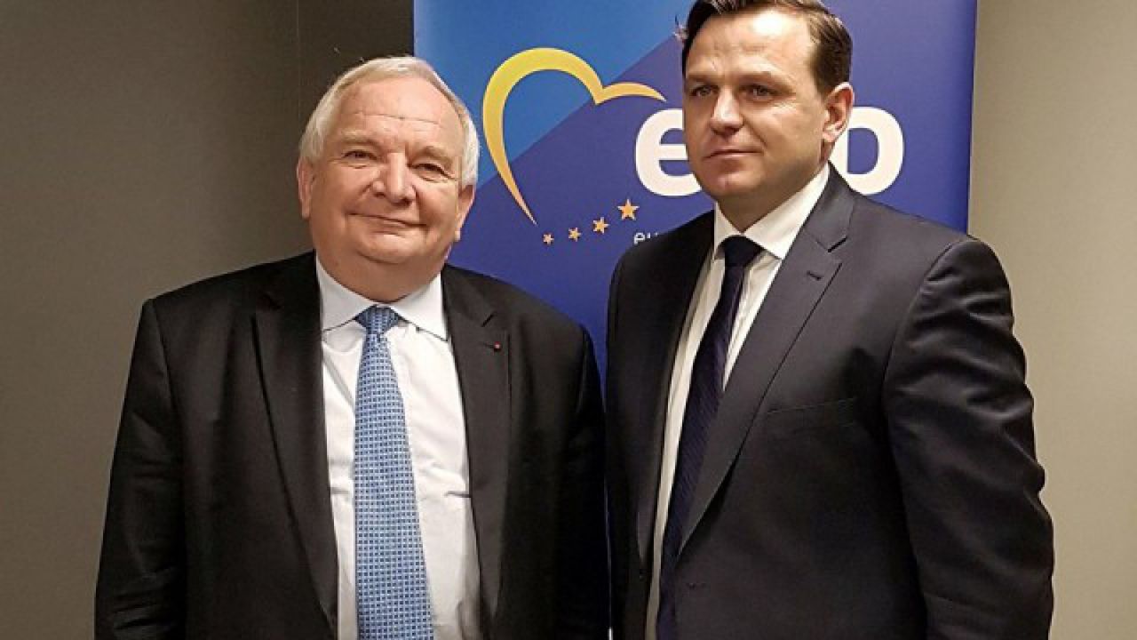 Глава Европейской народной партии поздравил Нэстасе с победой.