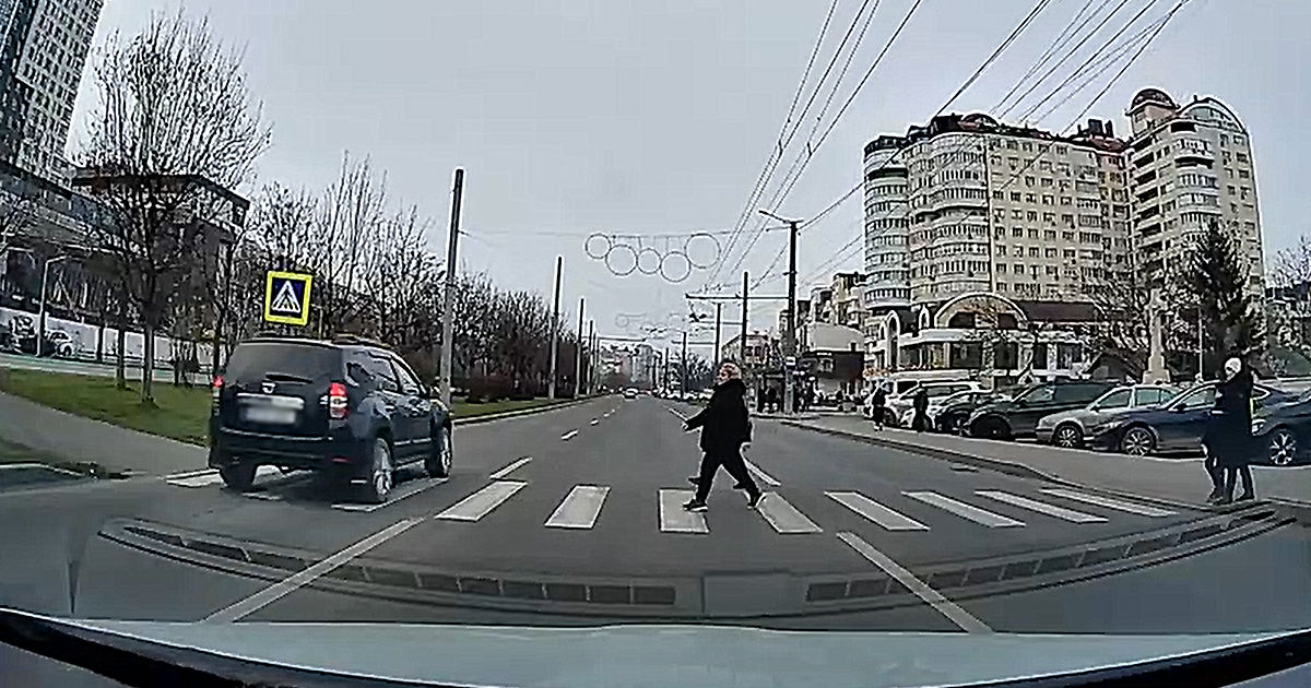 В Кишинёве водитель едва не сбил пешеходов на зебре: инцидент попал на видео.