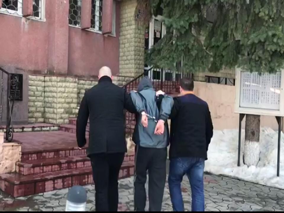 A comis furturi în spitalele din Capitală. Tânărul, încătușat