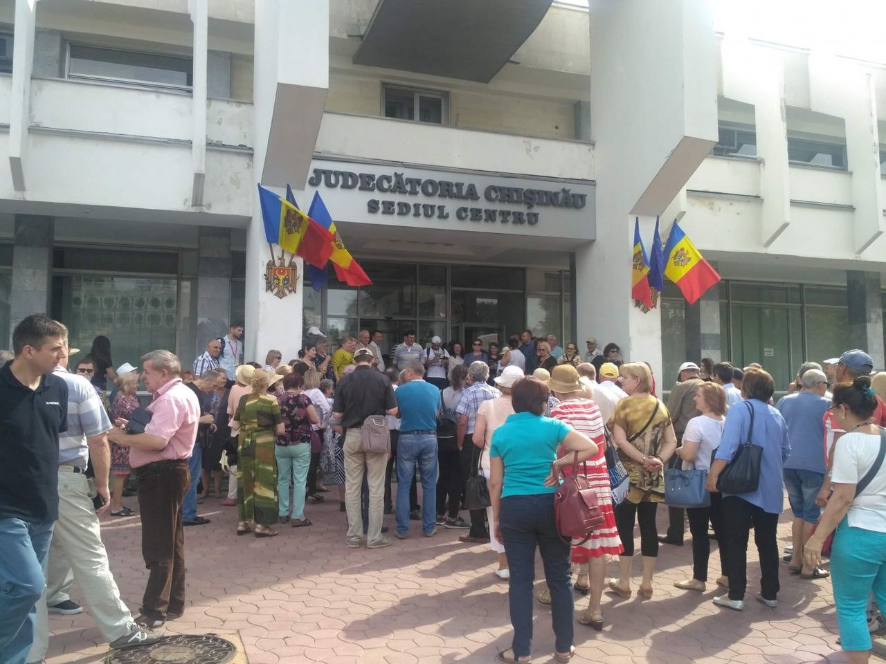Суд сектора Центр осуждает и считает аморальными нападки на судью Родику Бердило.
