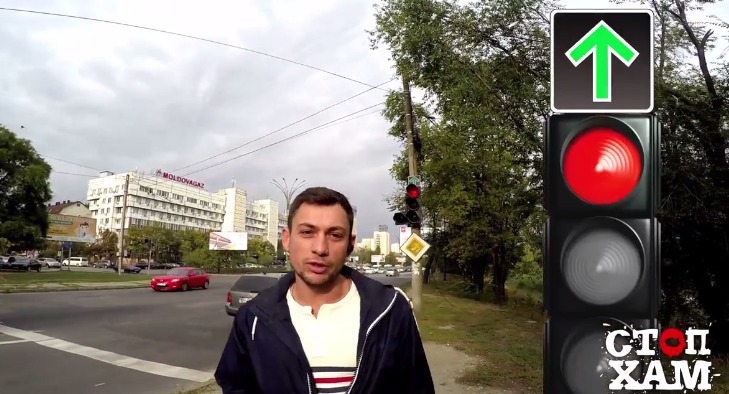 Подобные зеленые стрелки устанавливаются на Т-образных перекрестках.