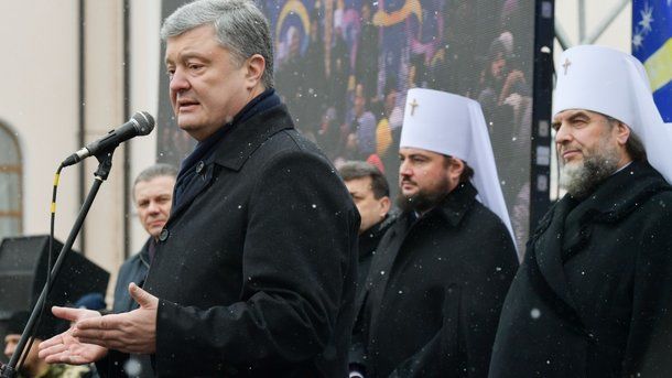 Петр Порошенко наградил орденами князя Ярослава Мудрого IV и V степени и орденом "За заслуги" трех митрополитов.