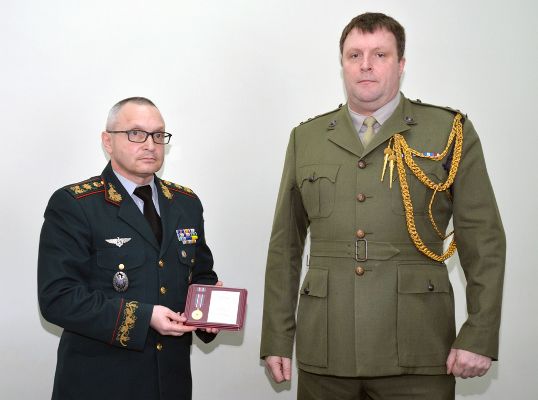 Locotenent colonelul Tim Bakewell, a primit astăzi medalia „Pentru consolidarea frăţiei de arme”. 