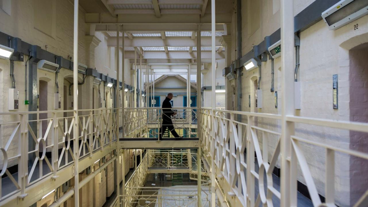 В Британии сократят сроки рецидивистам из-за забитости тюрем на 99%.