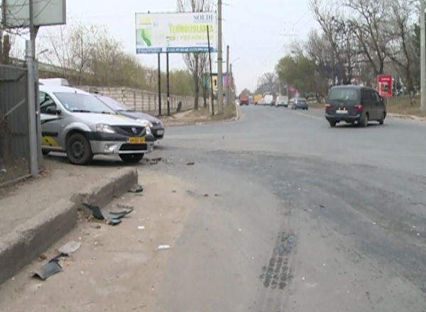 Accident in lant in capitala. Un autocamion s-a ciocnit cu un taxi, iar ulterior, autocamionul a fost lovit de o macara.