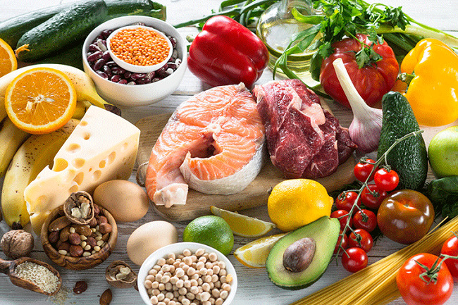 Диетолог перечислила вредные и полезные для печени продукты.